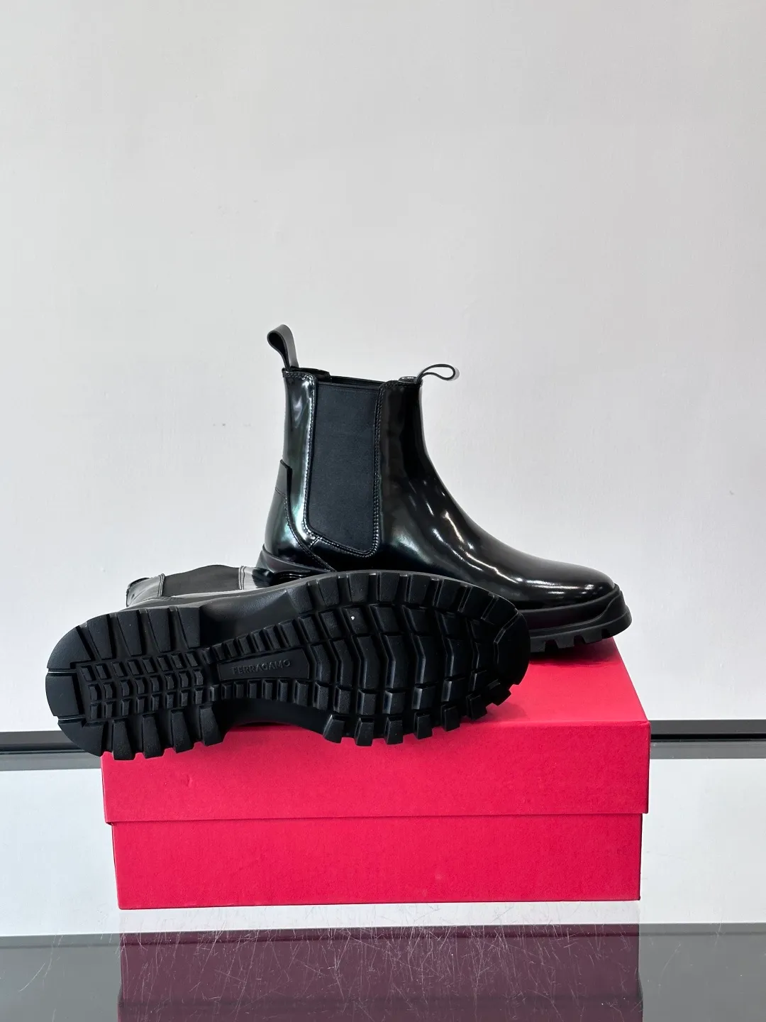 Men's men's shoes 💰960 FERRAGAMO Chelsea boots, super A Chelsea shoes equipped with thick outsole, minimalist design exudes modern charm. Imported leather surface, good texture, leather lining, easy to wear!  size: 39-44 (38.45.46 customized)